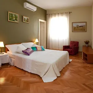 Gianina Apartment Split